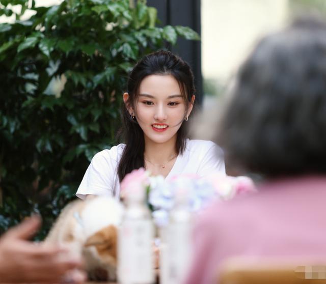 宋祖儿送孙坚鸭舌，一共就三根，谁注意放鸭舌的餐具？明星的豪气