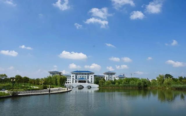 喜迎封頂日，共創(chuàng)教育夢，宿遷科技學(xué)校新建的教學(xué)樓封頂了