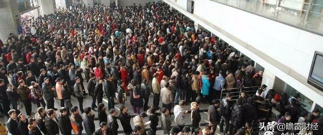 小生意赚大钱，在车站厕所里卖纸巾，不起眼的