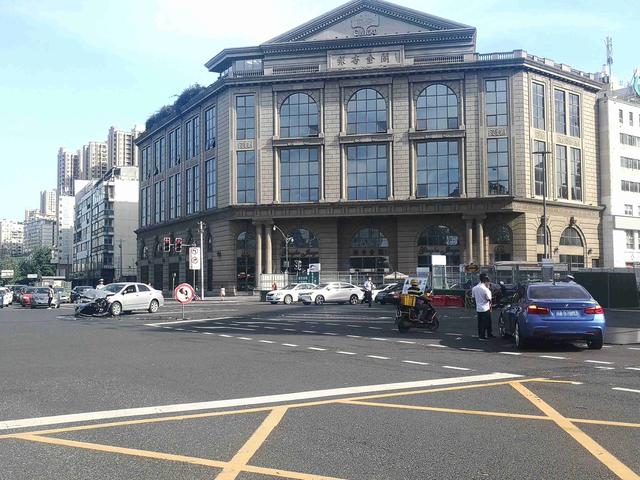 四川成都|突发！成都一轿车闯灯将交警撞飞碾压至车底，众人合力抬车救人