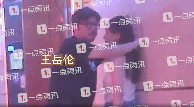 王岳伦和朋友亲密如爱人,瓜友们疑惑不解,李湘这也能炫富吗?