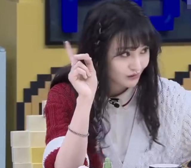 郑爽炫耀新的缩写词，态度豪横，结果却是错的