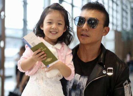 刘畊宏带女儿做运动，小泡芙轻松完成魔鬼训练，6岁就练出大长腿