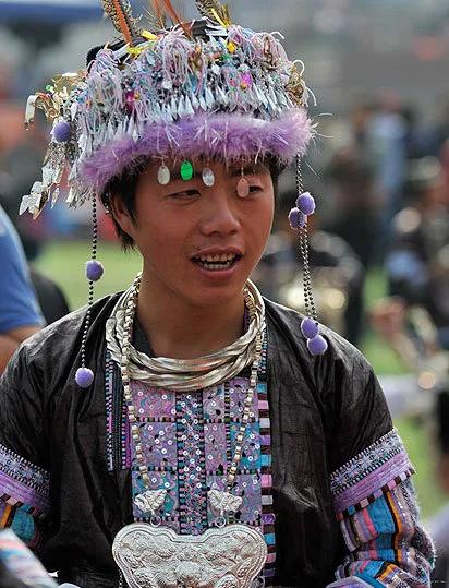 苗族男士服饰甘当绿叶也敢与花争艳