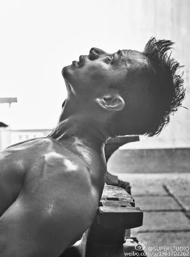 47歲的段奕宏常年健身，身材健碩有型，這肌肉什麼水平？