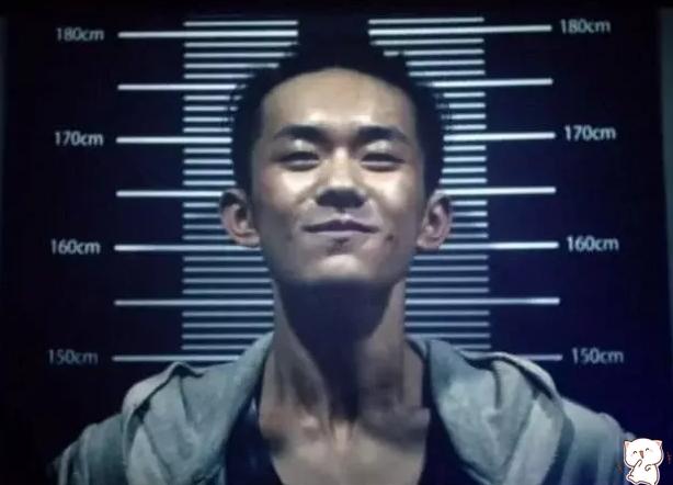 千玺“犯人照”被疯传，看清他的真实身高，千纸鹤们全失恋了吗？
