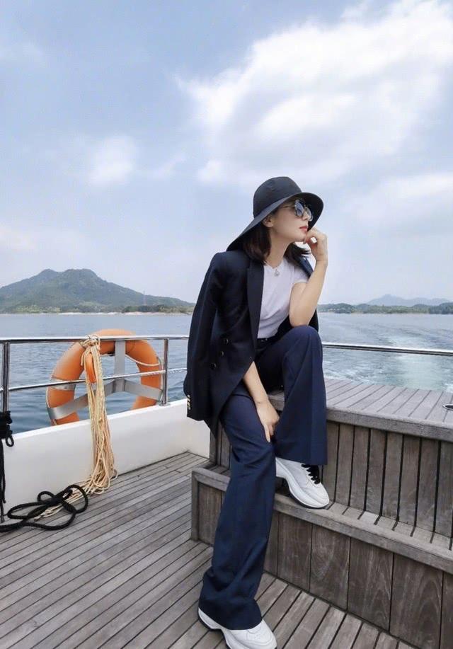 T恤下面别配阔腿裤了，学学刘涛这5种搭法，闭着眼照穿就行