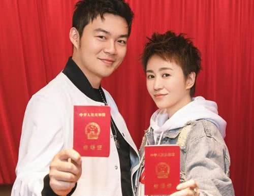 38岁马丽生子，官宣方式很不同，看到她鞋子：一