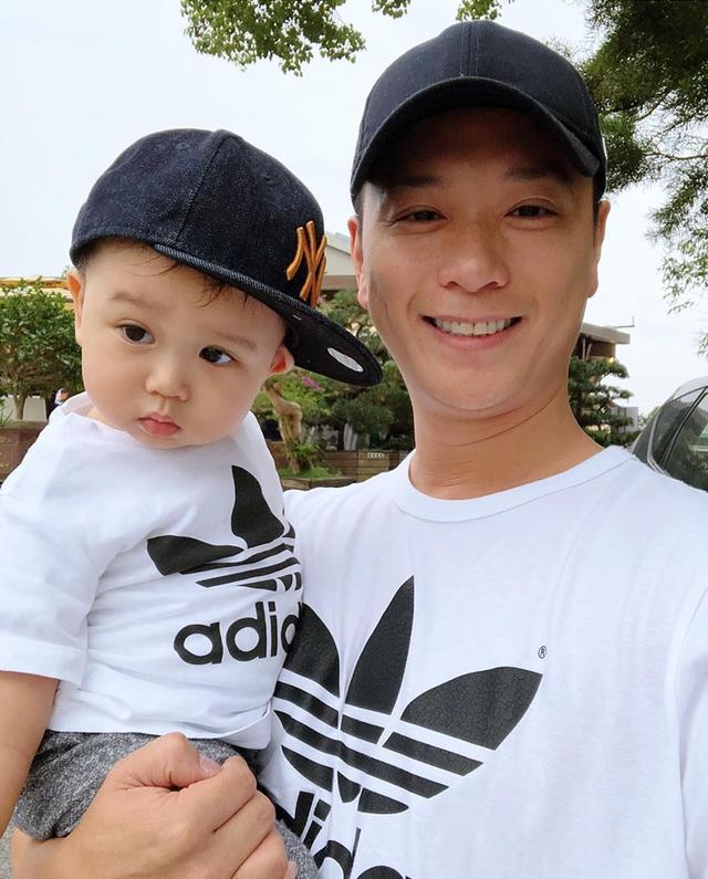 胡杏儿老公强迫看电视的儿子自拍，奕霆眼睛斜视露职业假笑超可爱