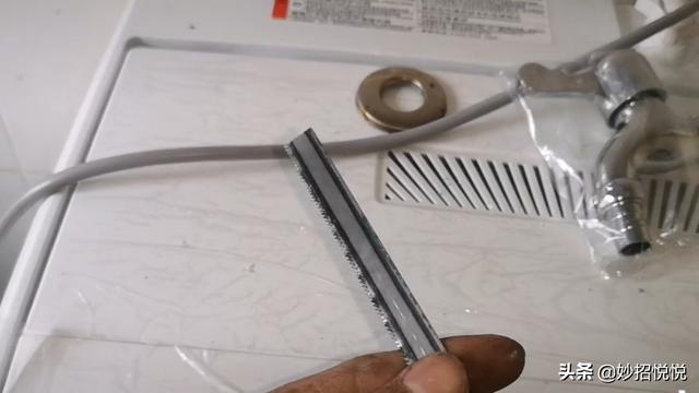 水龙头断在墙壁里怎么办？不用花钱请维修师傅，教你妙招自己搞定