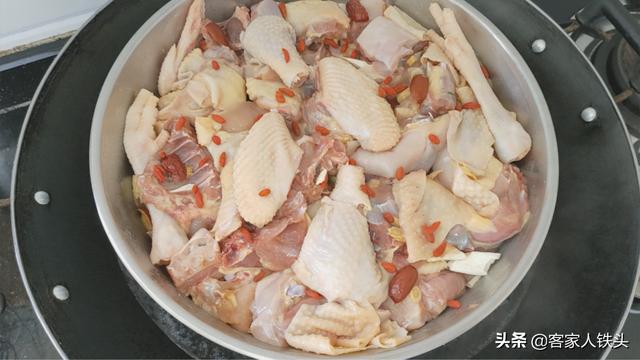 3斤鸡不油炒不白切，教你夏季懒人吃法，营养味美，客人都点名吃