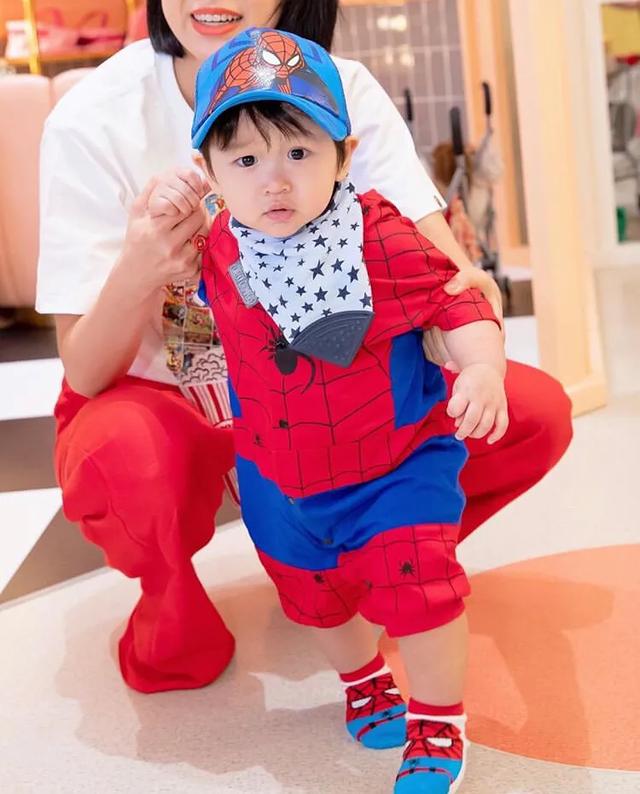 李乘德晒二儿子新发型，奕霖撞脸胡杏儿9年前角色造型，简直超像