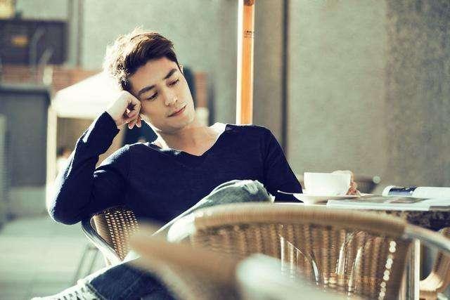 他是与胡歌并列的古装男神，代言被换、谣传逼婚，今40岁无戏拍