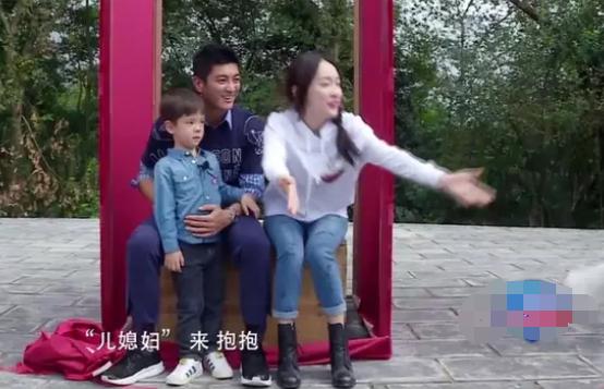 有一种“天生丽质”叫小泡芙，细眉大眼又软萌，谁看了能不心动？