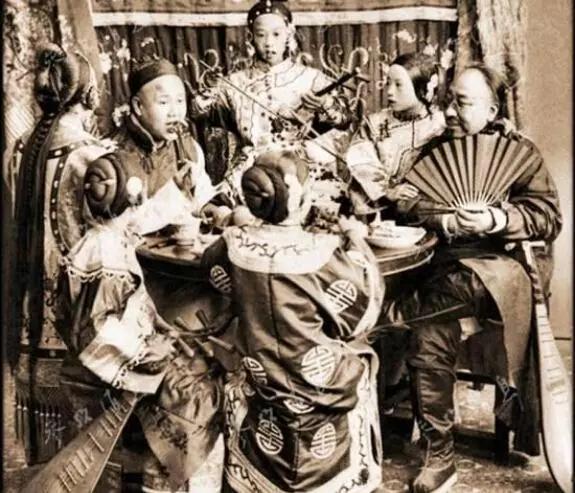 晚清有钱人和穷人的吃饭场景，差别大难以想像（组图）_生活文摘_新浪博客