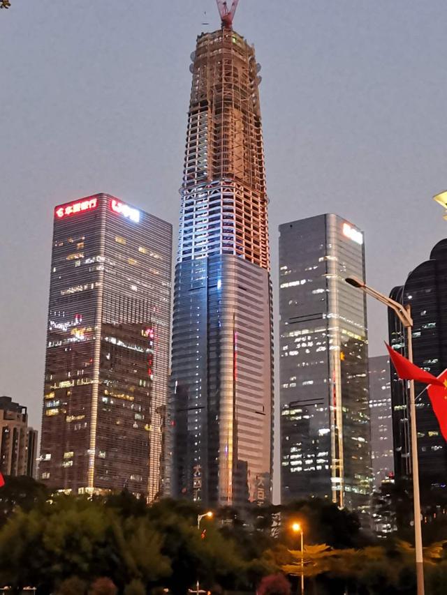 左边一栋尚未完工的高楼为深圳大百汇天元中心大厦,高度380米左右,是
