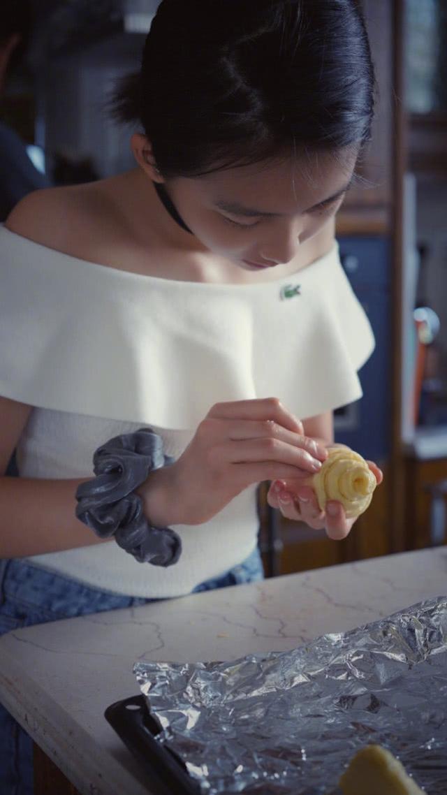 孙莉炫耀多多做牛角包被全家抢光，多多神仙颜值出镜，越来越美了