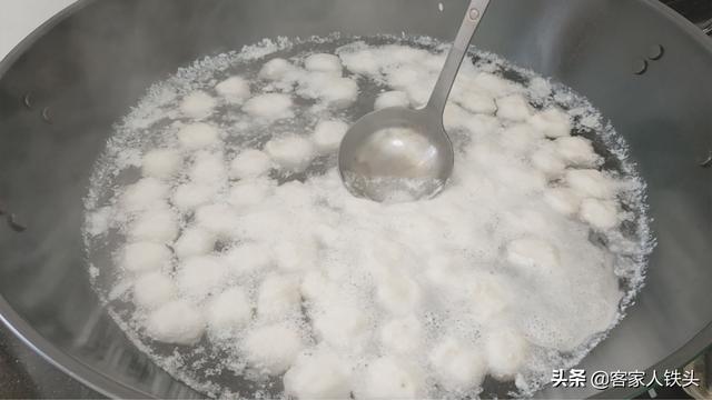 60岁老厨师教的鱼丸做法，不剁馅不绞肉，Q弹爽口，在家一样能做