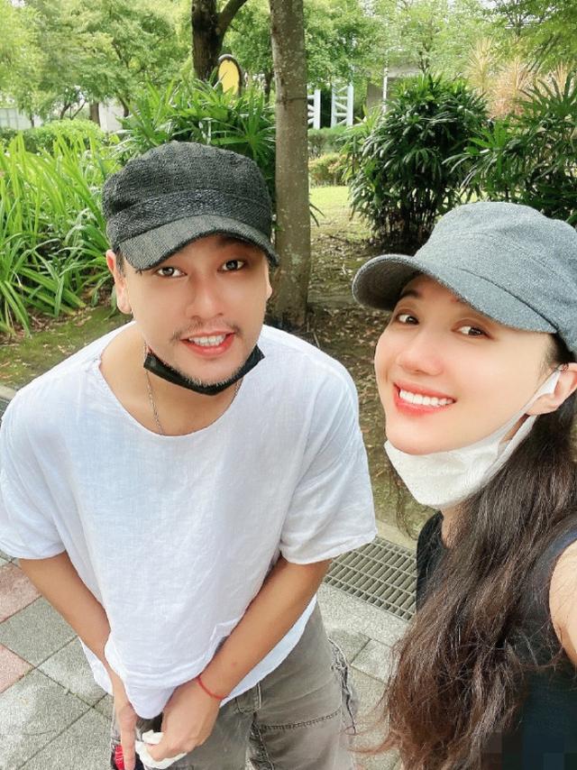 朱孝天与美娇妻共度二人世界，结婚四年甜如初恋，一帅一美配一脸