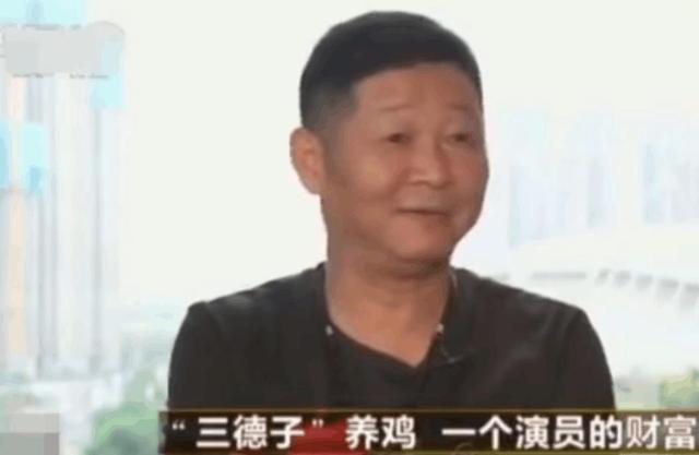 不做明星去養(yǎng)雞，不要奔馳騎電驢，50歲的“三德子”比張國立還壕