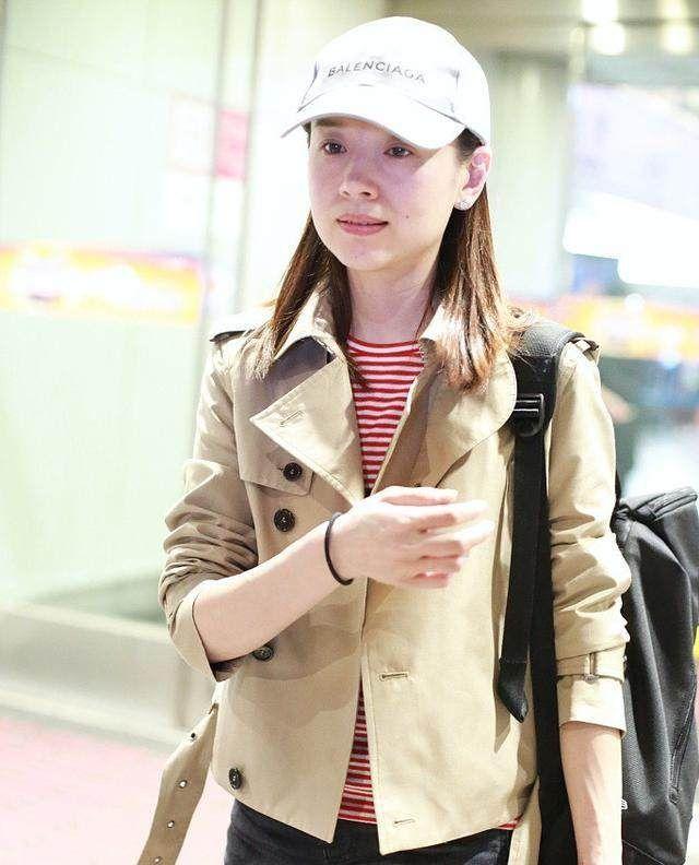 38岁董洁现身机场，素面朝天依旧清秀！冷清秋的气质一直没变啊