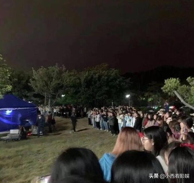 吻戏|谭松韵宋威龙吻戏被围观 在导演和群众的注视下入戏也太难了