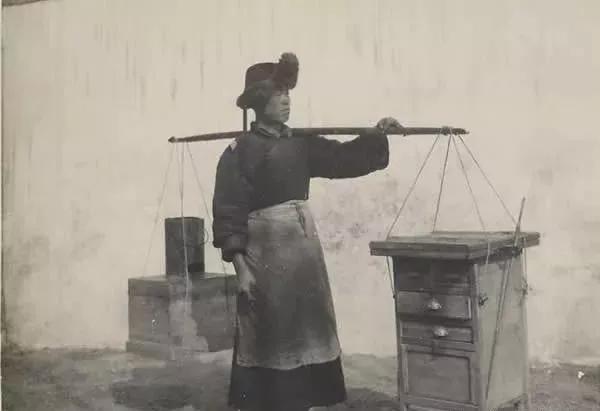 百年前走街串巷谋生的小贩,吸引顾客有绝招(组图) 百年前走街串巷谋生的小贩,吸引顾客有绝招(组图)