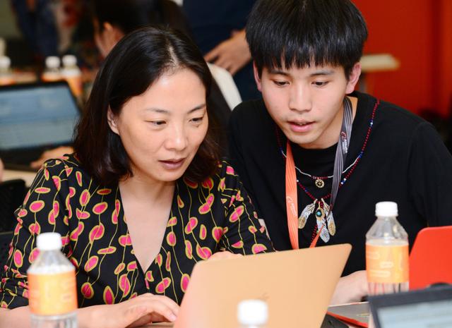 马云背后的女人，曾是阿里前台小妹，如今掌管