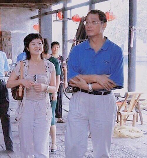 央视张泉灵近况曝光，笑容灿烂保养得当，14岁儿