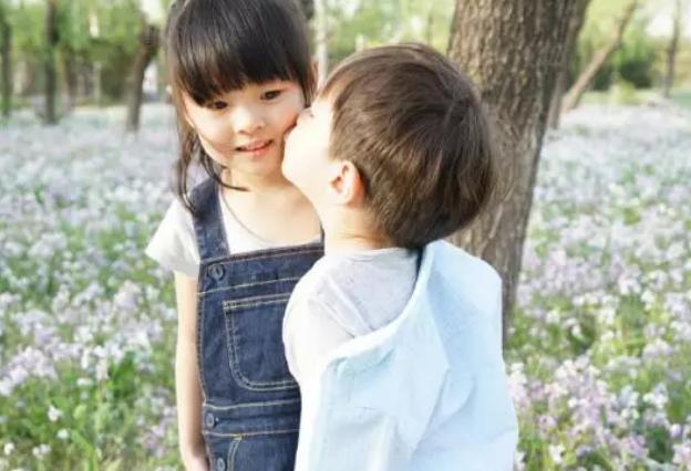 有一种“天生丽质”叫小泡芙，细眉大眼又软萌，谁看了能不心动？