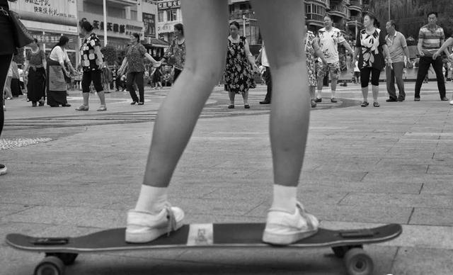 熊孩子和广场舞大妈，是滑板手这辈子最不愿见到的宿敌...