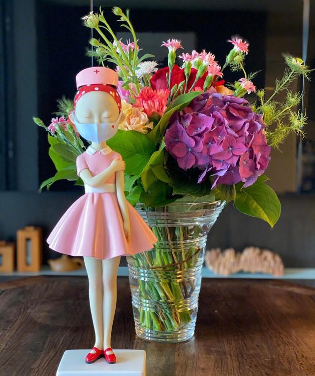 55岁刘嘉玲晒近照，穿垫肩西装气场太足，白色反而把本人显更白