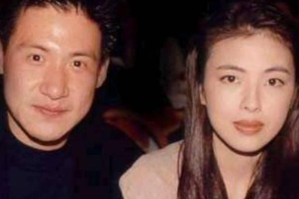 她是梅艳芳干妹妹，被指责葬礼上举止无礼，梅艳芳医药费都她付的
