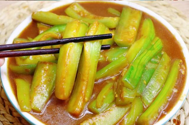 超下饭的酱焖丝瓜，米饭的绝配搭档，补水养颜，女同胞多吃