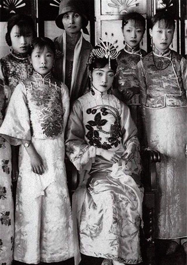 旗袍真的不是国服！一个字、三张图，让你看懂旗袍的前世今生