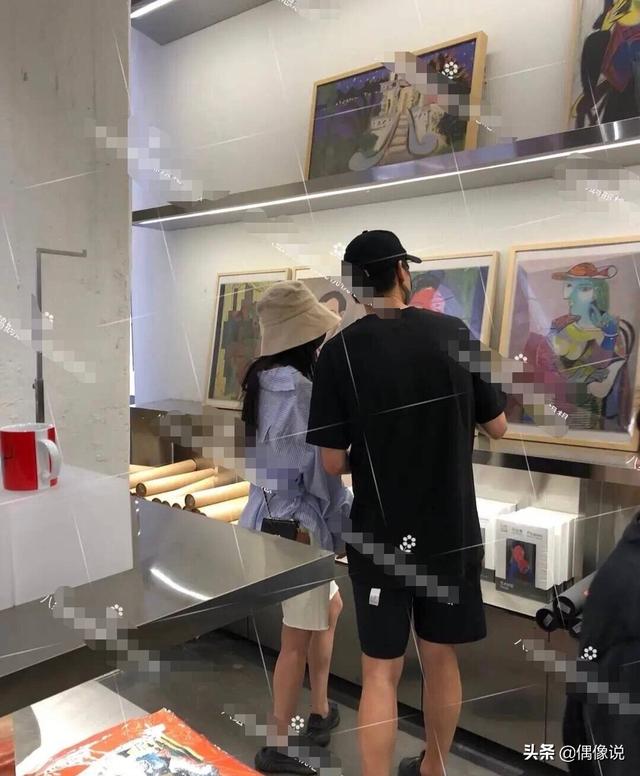 杨幂和魏大勋疑在横店同居！穿情侣装上班不避嫌，再添新同款