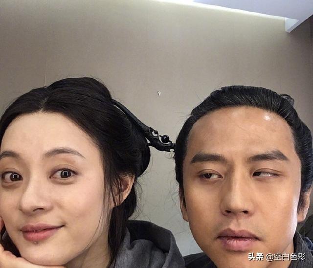 孙俪发文为女儿庆生，邓超吃醋令网友笑翻，幸福一家尽显童趣