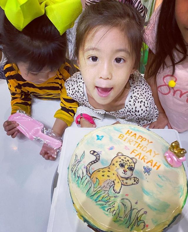 贾静雯晒照为5岁咘咘连续庆生两天，祖孙三代同框其乐融融