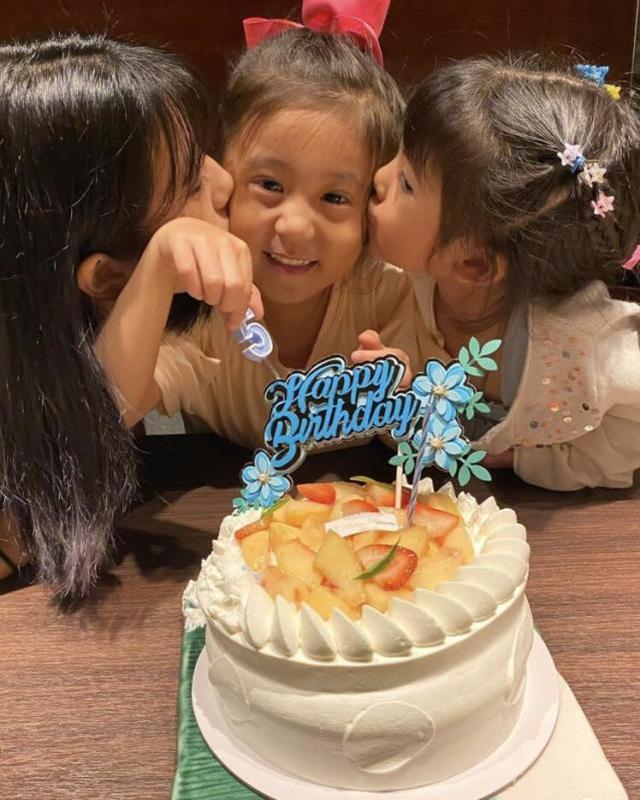 贾静雯一家为咘咘庆祝5岁生日，感谢妈妈辛苦生下她，感动又好笑