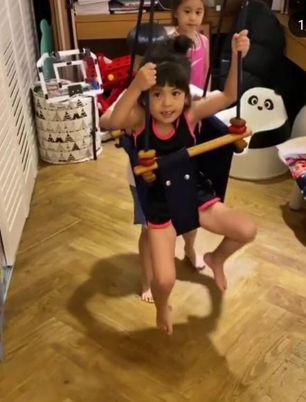 修杰楷吐槽波妞变黑妞，为跟他骑车和姐姐咘咘争宠比拼早起，萌翻