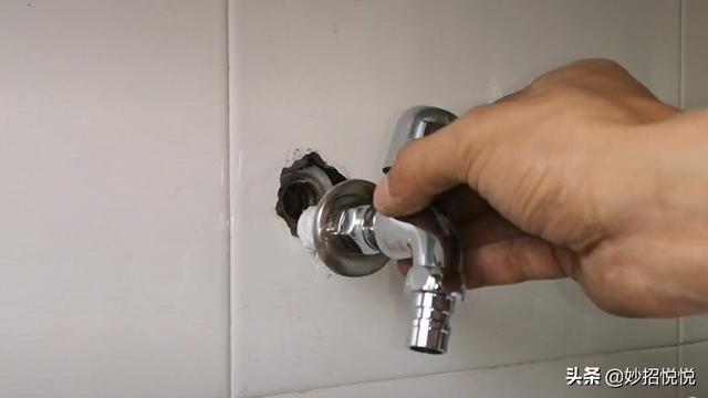 水龙头断在墙壁里怎么办？不用花钱请维修师傅，教你妙招自己搞定