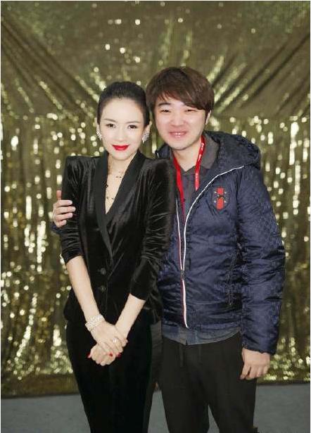 41岁章子怡二胎后变美，黑色衬衫裙知性又大方，扎起马尾辫更减龄