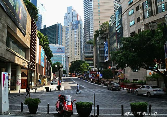 现在的青年路已是大型酒店和商务楼以前的青年路与民生路口现在的临江