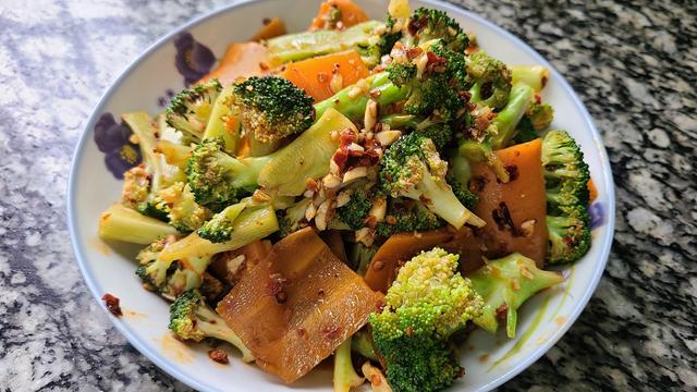 花菜最简单的做法，学会这个家常做法，开胃下饭，天热要多吃