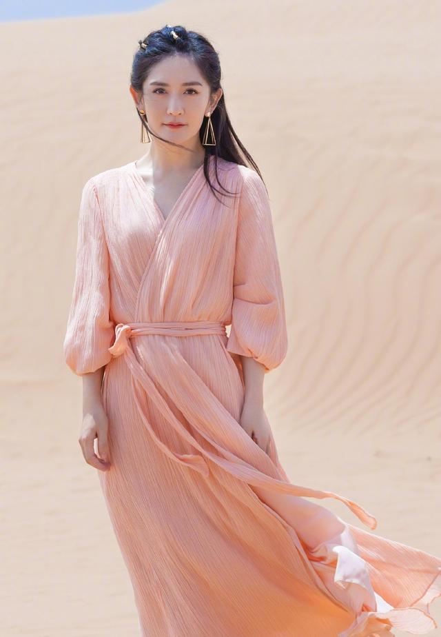 谢娜沙漠拍写真！一袭纱裙清爽又飘逸，古风与现代结合不失时尚感