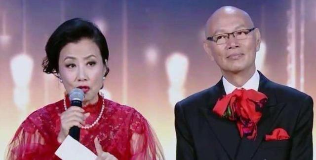 罗家英近况曝光，和妻子汪明荃抗癌多年，后悔没有生个孩子