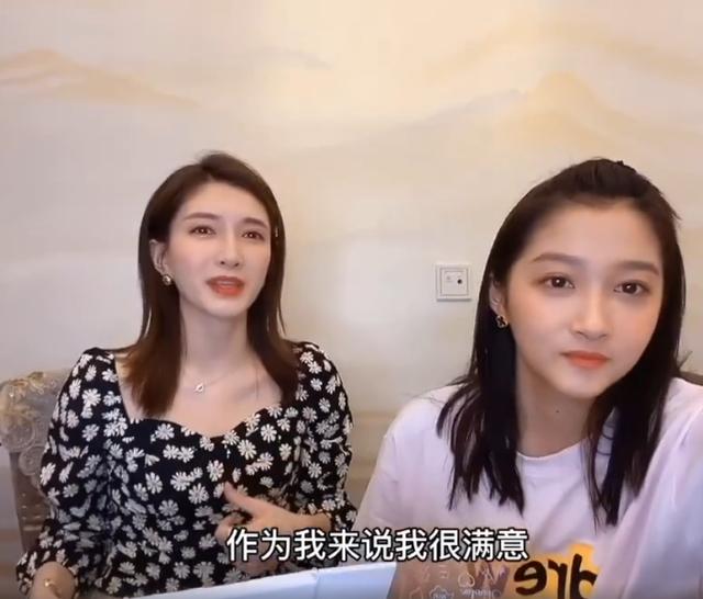 关晓彤给江疏影画女团C位妆，看到画好的效果，江疏影表态很惊喜