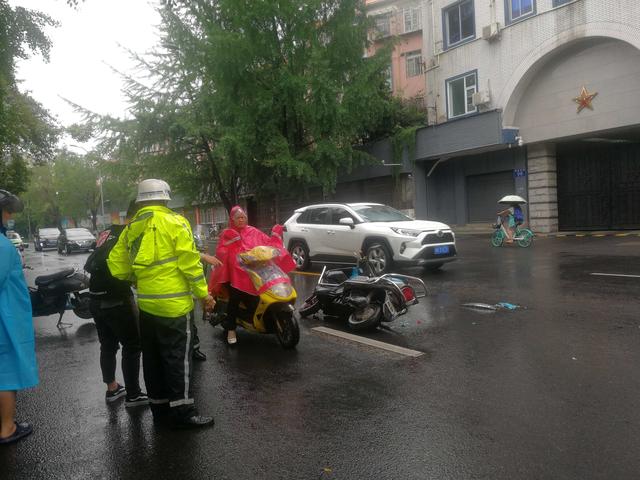 突發雨天路滑成都兩輛電動自行車迎面對撞一人頭破血流