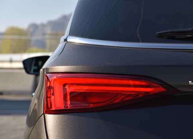 奇瑞又火了，新车标配3块液晶＋12个扬声器，不