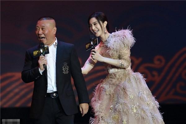 拿女明星开玩笑就服郭德纲，调侃柳岩是奶瓶让女主持人叫春！